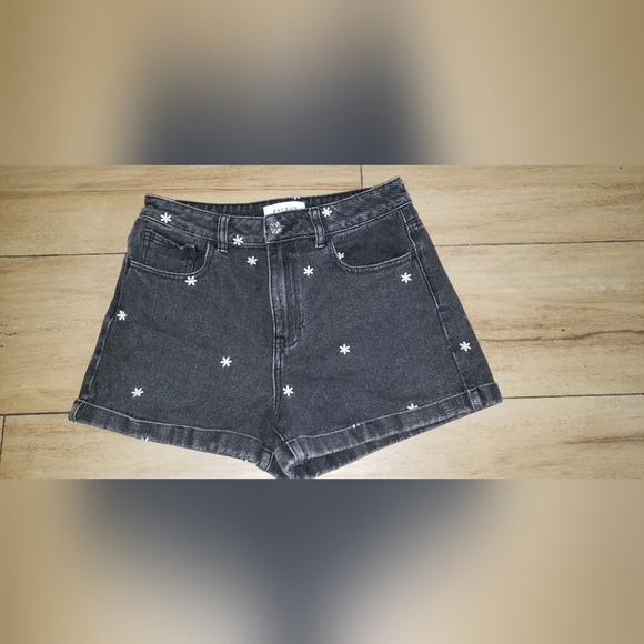 Black Pacsun Shorts with embroidered daisies - Picture 1 of 4